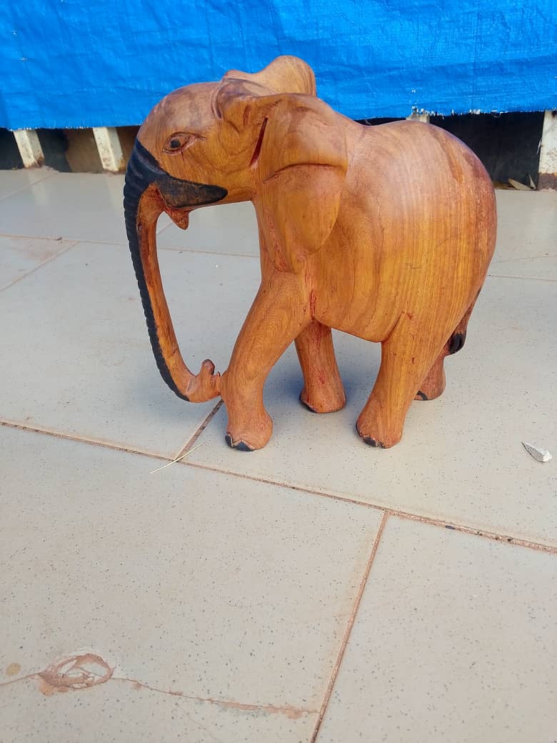 Sculpture Éléphant en Bois Sculpté à la Main - Symbole de Sagesse
